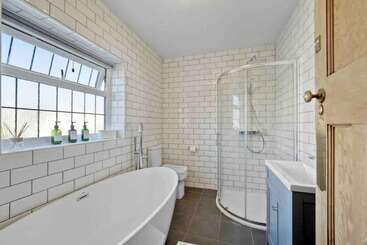 اقامتگاه Beautifully Furnished Home   5 Minutes To The Sea!