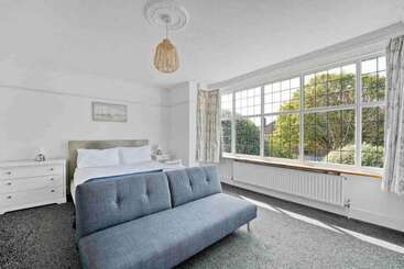 اقامتگاه Beautifully Furnished Home   5 Minutes To The Sea!