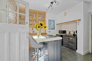 اقامتگاه Beautifully Furnished Home   5 Minutes To The Sea!