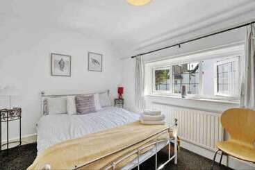 اقامتگاه Beautifully Furnished Home   5 Minutes To The Sea!