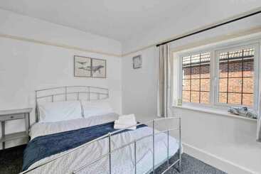 اقامتگاه Beautifully Furnished Home   5 Minutes To The Sea!