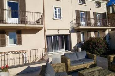 هتل Hôtel Villa Les Orangers
