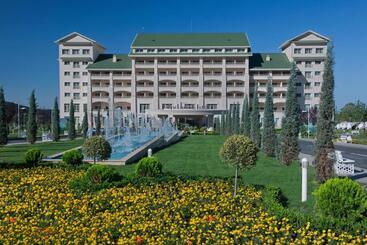 استراحتگاه Qafqaz Riverside