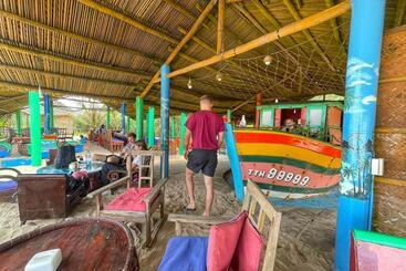 استراحتگاه Villa Louise Hue Beach Boutique