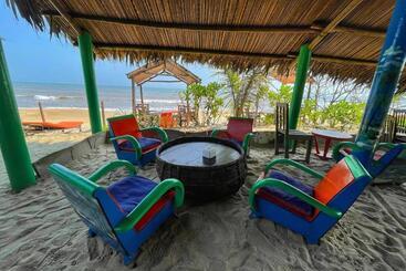 استراحتگاه Villa Louise Hue Beach Boutique
