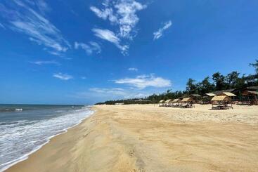 استراحتگاه Villa Louise Hue Beach Boutique