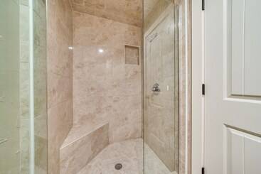 Charming Texarkana Home: Lake & Pool Access!