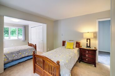 Gary Cottage W/ Outdoor Dining Areas   Near Beach!