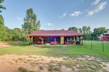Kilgore Gem: Pet Friendly Cabin W/ Duck Pond!