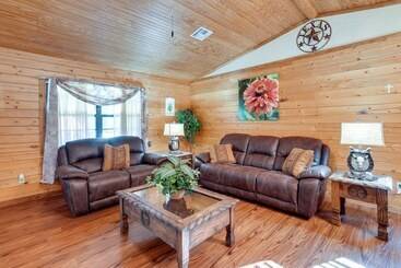 Kilgore Gem: Pet Friendly Cabin W/ Duck Pond!