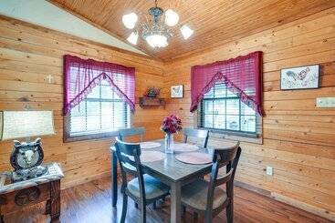 Kilgore Gem: Pet Friendly Cabin W/ Duck Pond!