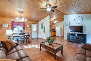Kilgore Gem: Pet Friendly Cabin W/ Duck Pond!