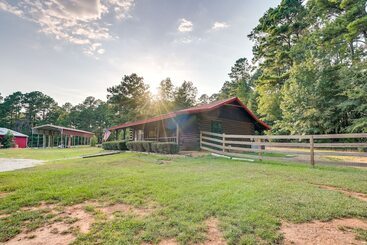 Kilgore Gem: Pet Friendly Cabin W/ Duck Pond!