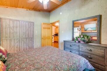 Kilgore Gem: Pet Friendly Cabin W/ Duck Pond!