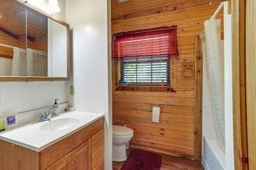 Kilgore Gem: Pet Friendly Cabin W/ Duck Pond!