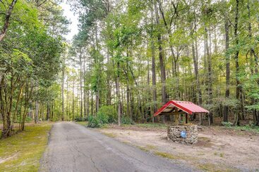 Kilgore Gem: Pet Friendly Cabin W/ Duck Pond!