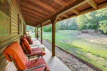 Kilgore Gem: Pet Friendly Cabin W/ Duck Pond!
