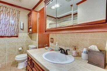 Lawton Home W/ Deck, Near Casinos + Museums!