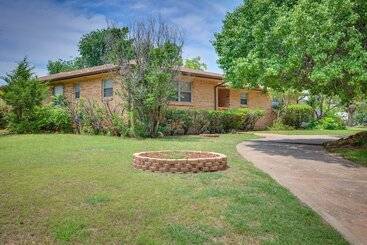 Lawton Home W/ Deck, Near Casinos + Museums!