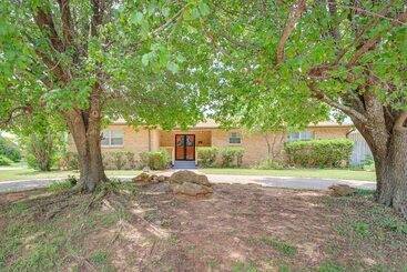 Lawton Home W/ Deck, Near Casinos + Museums!