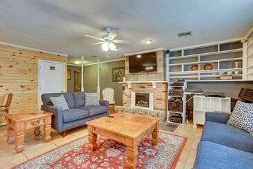 Lawton Home W/ Deck, Near Casinos + Museums!