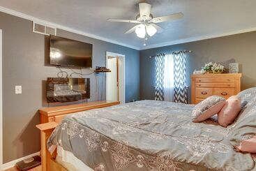 Lawton Home W/ Deck, Near Casinos + Museums!