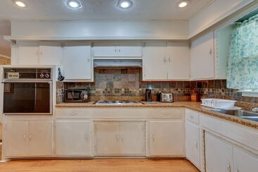 Lawton Home W/ Deck, Near Casinos + Museums!