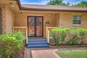Lawton Home W/ Deck, Near Casinos + Museums!
