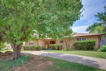Lawton Home W/ Deck, Near Casinos + Museums!