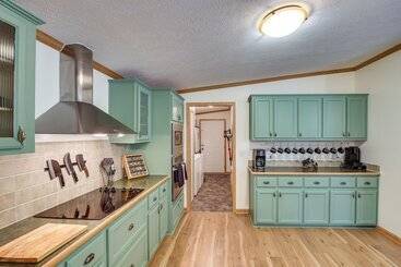 Modern Keystone Home: 4 Mi To Mount Rushmore!