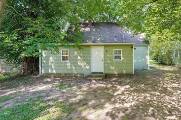 Springfield Home W/ Yard: 3 Mi To Downtown!