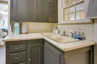 Springfield Home W/ Yard: 3 Mi To Downtown!
