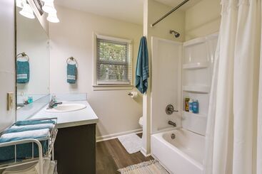 Springfield Home W/ Yard: 3 Mi To Downtown!