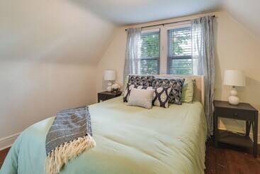 Springfield Home W/ Yard: 3 Mi To Downtown!