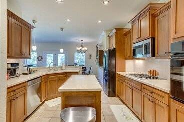 Quaint Noble Home: 6 Mi To University Of Oklahoma!