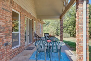 Quaint Noble Home: 6 Mi To University Of Oklahoma!