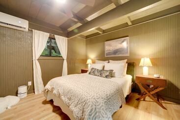 コテージ Sapphire Treehouse Cabin W/ Views, Deck, Fireplace