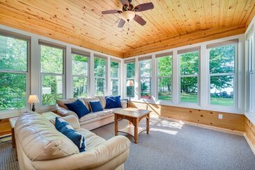 קוטג'' Sarona Serenity: Lakeside Retreat W/ Boat Dock!