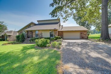 Spacious Arkansas Abode W/ Balcony & Fire Pit!