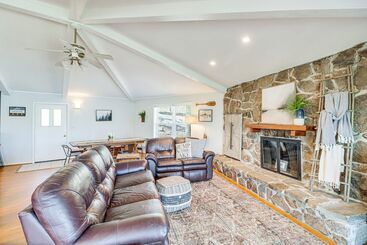 Spacious Greers Ferry Lake House W/ Grilling Deck!