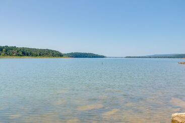 Spacious Greers Ferry Lake House W/ Grilling Deck!