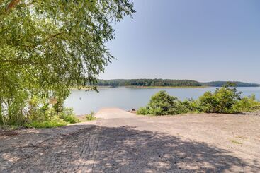 Spacious Greers Ferry Lake House W/ Grilling Deck!