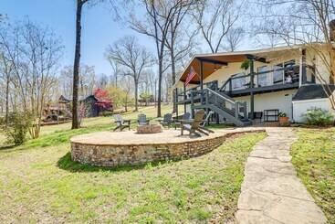 Spacious Greers Ferry Lake House W/ Grilling Deck!