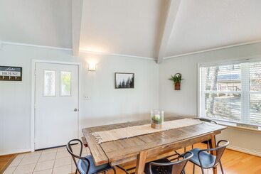 Spacious Greers Ferry Lake House W/ Grilling Deck!