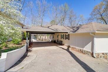 Spacious Greers Ferry Lake House W/ Grilling Deck!