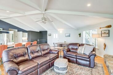 Spacious Greers Ferry Lake House W/ Grilling Deck!