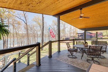 Spacious Greers Ferry Lake House W/ Grilling Deck!