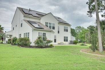 Summerville Getaway W/ Pool Access: Near Golf!