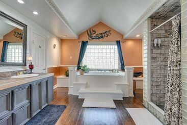 Texas Escape W/ Private Pool, Grill & Balconies!