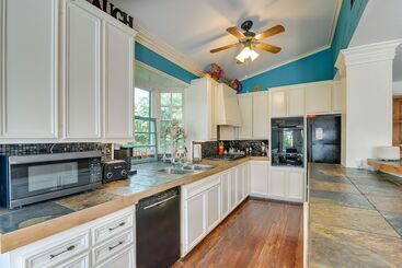 Texas Escape W/ Private Pool, Grill & Balconies!